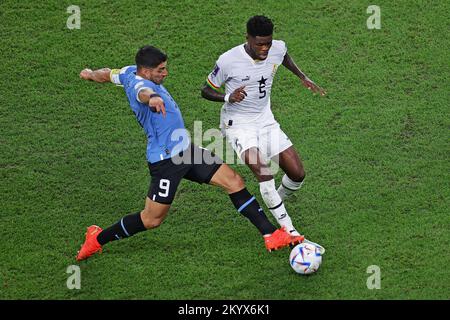 Qatar. 02nd Dec, 2022. 2nd dicembre 2022; Stadio al Janoub, Qatar: Coppa del mondo FIFA, Ghana contro Uruguay: Thomas Partey del Ghana sfide Luis Suárez dell'Uruguay Credit: Action Plus Sports Images/Alamy Live News Foto Stock