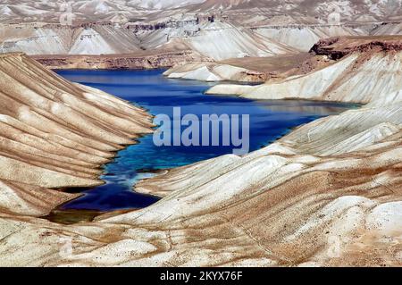 Laghi di Band-e Amir vicino a Bamyan (Bamiyan) nell'Afghanistan centrale. Panorama da un punto di vista sulla strada per Band e Amir, Afghanistan. Foto Stock