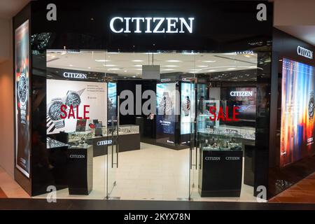 SINGAPORE - 08 NOVEMBRE 2015: L'interno del negozio di orologi Citizen. Citizen Holdings Co., Ltd. È l'azienda principale di un gruppo globale giapponese ba Foto Stock