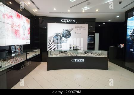 SINGAPORE - 08 NOVEMBRE 2015: L'interno del negozio di orologi Citizen. Citizen Holdings Co., Ltd. È l'azienda principale di un gruppo globale giapponese ba Foto Stock