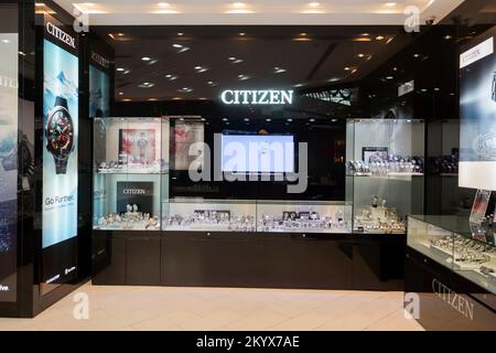 SINGAPORE - 08 NOVEMBRE 2015: L'interno del negozio di orologi Citizen. Citizen Holdings Co., Ltd. È l'azienda principale di un gruppo globale giapponese ba Foto Stock