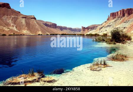 Laghi di Band-e Amir vicino a Bamyan (Bamiyan) nell'Afghanistan centrale. Vista con canne dalla riva di un lago naturale blu a Band e Amir Foto Stock