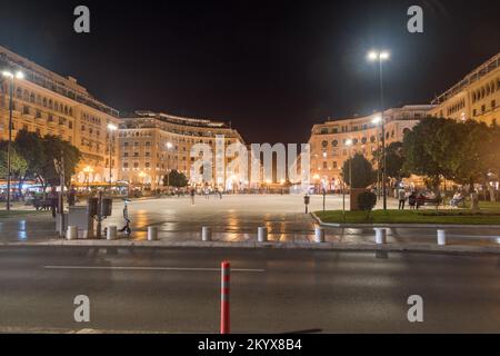 Salonicco, Grecia - 29 settembre 2022: Piazza Aristotelous di notte. Piazza principale della città di Salonicco. Foto Stock