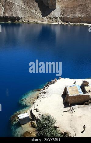 Laghi di Band-e Amir vicino a Bamyan (Bamiyan) nell'Afghanistan centrale. La gente gode della vista di un lago naturale blu a Band e Amir. Foto Stock