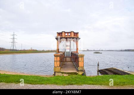 Una delle due torri che ospitano valvole che controllano l'acqua pompata tra il fiume e i serbatoi a Walthamstow Wetlands, Londra, Regno Unito. 2nd dicembre 2022. Foto Stock