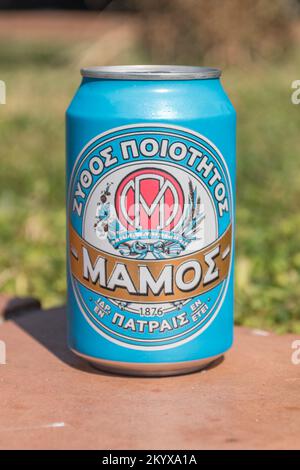 Salonicco, Grecia - 29 settembre 2022: Lattina di birra Mamos. Foto Stock