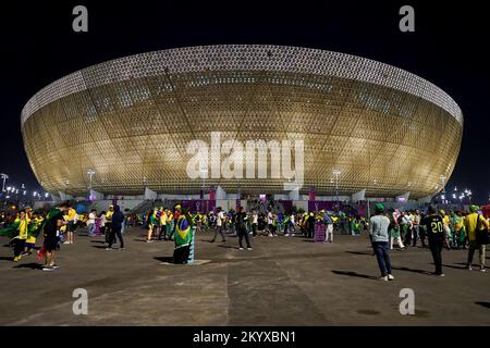 Lusail, Qatar. 02nd Dec, 2022. Lusail Stadium LUSAIL, QATAR - 2 DICEMBRE: Sostenitori del Brasile prima della Coppa del mondo FIFA Qatar 2022 gruppo G partita tra Brasile e Camerun al Lusail Stadium il 2 dicembre 2022 a Lusail, Qatar. (Foto di Florencia Tan Jun/PxImages) (Florencia Tan Jun/SPP) Credit: SPP Sport Press Photo. /Alamy Live News Foto Stock