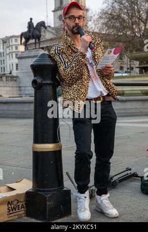 Londra, Regno Unito. 1 dicembre 2022. L'attivista, l'educatore, l'esecutore e lo scrittore Dan Glass si rivolge agli attivisti della Aids Coalition per liberare il potere (ACT UP) Londra, un gruppo politico internazionale di base diverso e non partigiano che lavora per porre fine alla pandemia dell'AIDS, organizzando un "much-in" in Trafalgar Square per la Giornata Mondiale dell'AIDS (WAD). ACT UP London chiede un'azione nazionale collettiva contro le politiche governative che impongono la chiusura dei servizi di educazione, prevenzione e sostegno all'HIV/AIDS. La Giornata Mondiale contro l'AIDS è una giornata internazionale dedicata alla sensibilizzazione sulla pandemia di AIDS causata dall' Foto Stock