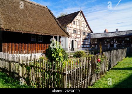 Tradizionale casa bavarese a graticcio con persiane e gerani sulla sporgenza finestra il giorno di settembre nella splendida cittadina bavarese Illerbeuren Foto Stock