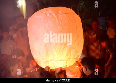 Lanterna del cielo - luci fluttuanti della speranza e della celebrazione che illuminano il cielo notturno Foto Stock