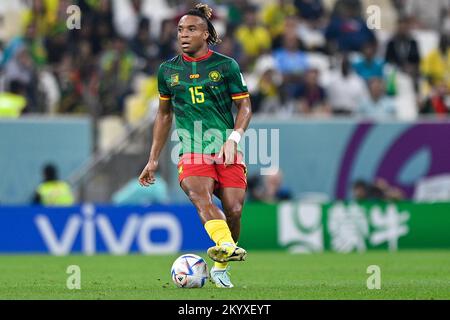 CITTÀ DI LUSAIL, QATAR - 2 DICEMBRE: Pierre Kunde del Camerun corre con la palla durante il Gruppo G - Coppa del mondo FIFA Qatar 2022 partita tra Camerun e Brasile al Lusail Stadium il 2 dicembre 2022 a Lusail City, Qatar (Foto di Pablo Morano/BSR Agency) Foto Stock