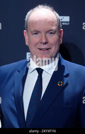 Duesseldorf, Germania. 02nd Dec, 2022. Il Principe Alberto II di Monaco arriva per la cerimonia del Premio tedesco per la sostenibilità. Credit: Henning Kaiser/dpa/Alamy Live News Foto Stock