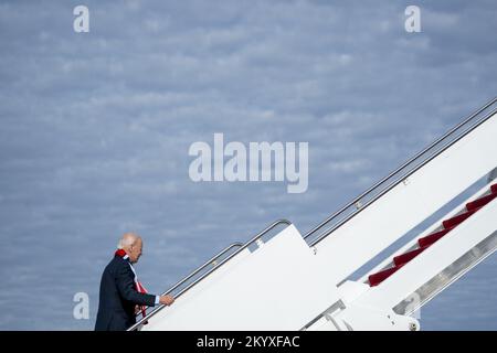 Base congiunta Andrews, Stati Uniti. 02nd Dec, 2022. Il presidente DEGLI STATI UNITI Joe Biden cammina a bordo dell'aeronautica uno alla base congiunta Andrews, Maryland il 2 dicembre 2022. Il Presidente Biden si recherà a Boston per un giorno, poi a Camp David, Maryland. Foto di Shawn Thew/UPI Credit: UPI/Alamy Live News Foto Stock