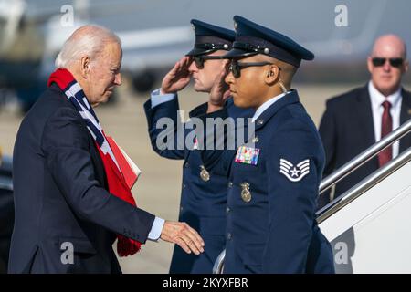 Base congiunta Andrews, Stati Uniti. 02nd Dec, 2022. Il presidente DEGLI STATI UNITI Joe Biden cammina a bordo dell'aeronautica uno alla base congiunta Andrews, Maryland il 2 dicembre 2022. Il Presidente Biden si recherà a Boston per un giorno, poi a Camp David, Maryland. Foto di Shawn Thew/UPI Credit: UPI/Alamy Live News Foto Stock