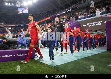 Doha, Qatar. 2nd Dec, 2022. I giocatori entrano in campo prima della partita di gruppo G tra Serbia e Svizzera alla Coppa del mondo FIFA 2022 allo Stadio 974 di Doha, Qatar, il 2 dicembre 2022. Credit: Zheng Huansong/Xinhua/Alamy Live News Foto Stock