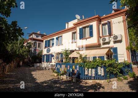 Ayvalik, Turchia - 19 luglio 2022 : Vista strada in Isola di Coda in Ayvalik. Ayvalik è una città vecchia sul Mar Egeo. strade storiche Foto Stock