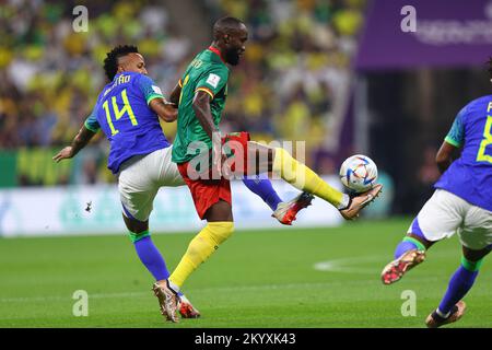 Lusail City, Qatar. 02nd Dec, 2022. Eder Militao, Nicolas Moumi Ngamaleu durante la Coppa del mondo FIFA Qatar 2022 Group G match tra Camerun e Brasile al Lusail Stadium il 02 dicembre 2022 a Lusail City, Qatar. (Foto di Pawel Andrachiewicz/PressFocus/Sipa USA) Credit: Sipa USA/Alamy Live News Foto Stock