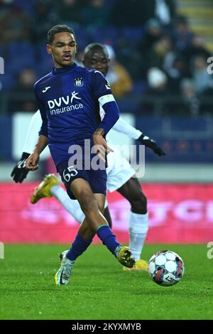 Bruxelles, Belgio. 02nd Dec, 2022. Alonzo Engwanda di RSCA Futures è stato raffigurato in azione durante una partita di calcio tra RSCA Futures (U23) e Jong Genk (U16), venerdì 02 dicembre 2022 a Bruxelles, il giorno 16 della 2022-2023 seconda divisione del campionato belga 'Challenger Pro League' 1B. BELGA PHOTO LUC CLAESSEN Credit: Belga News Agency/Alamy Live News Foto Stock
