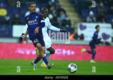 Bruxelles, Belgio. 02nd Dec, 2022. Alonzo Engwanda di RSCA Futures è stato raffigurato in azione durante una partita di calcio tra RSCA Futures (U23) e Jong Genk (U16), venerdì 02 dicembre 2022 a Bruxelles, il giorno 16 della 2022-2023 seconda divisione del campionato belga 'Challenger Pro League' 1B. BELGA PHOTO LUC CLAESSEN Credit: Belga News Agency/Alamy Live News Foto Stock
