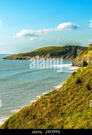 La Glamorgan Heritage Coast sopra la lunga spiaggia di Traeth Mawr guardando verso ovest sulla costa del Galles del Sud Foto Stock