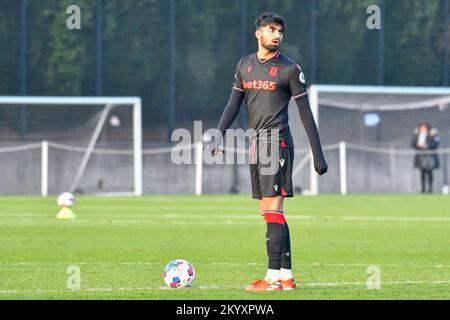 Swansea, Galles. 2 dicembre 2022. Lakhraj Singh Lohia di Stoke City durante la partita della Premier League Cup tra Swansea City Under 21 e Stoke City Under 21 alla Swansea City Academy di Swansea, Galles, Regno Unito, il 2 dicembre 2022. Credit: Duncan Thomas/Majestic Media/Alamy Live News. Foto Stock