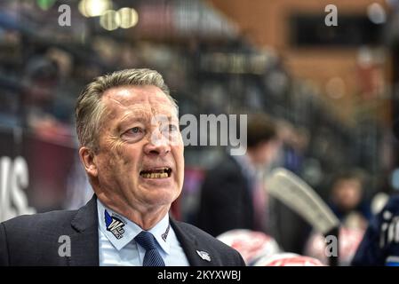 Villingen Schwenningen, Germania. 02nd Dec, 2022. Hockey su ghiaccio: DEL, Schwenninger Wild Wings - Augsburger Panther, Hauptrunde, 26° giorno, Helios Arena. Harold Kreis, allenatore capo delle ali selvatiche Schwenninger. Credit: Roland Sigwart/dpa/Alamy Live News Foto Stock