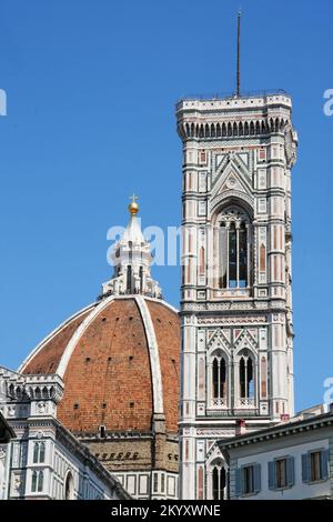 Duomo e Battistero di Firenze immersi nel tramonto, Italia Foto Stock