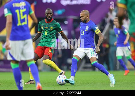 Lusail City, Qatar. 02nd Dec, 2022. Nicolas Moumi Ngamaleu, Dani Alves durante la Coppa del mondo FIFA Qatar 2022 Group G match tra Camerun e Brasile al Lusail Stadium il 02 dicembre 2022 a Lusail City, Qatar. (Foto di Pawel Andrachiewicz/PressFocus/Sipa USA) Credit: Sipa USA/Alamy Live News Foto Stock