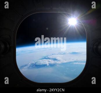 L'astronave vola vicino all'incredibile pianeta blu terra, vista dall'oblò. Viaggi e turisti nello spazio, concetto. Elementi forniti dalla NASA. Foto Stock