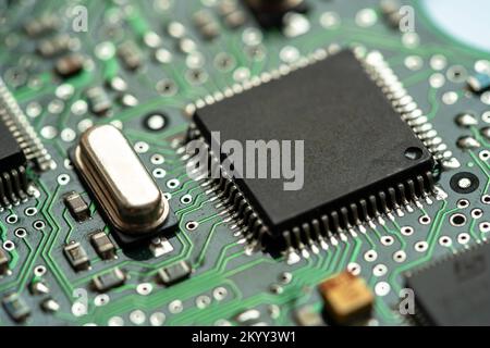 Piccolo microprocessore, microcontroller chip su un generico moderno PC desktop PC scheda madre, oggetto macro, estrema closeup, basso dof, nessuno Ele Foto Stock