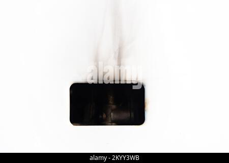 Scaldabagno tradizionale in bagno o in cucina, gas off, dettaglio oggetto, macro, closeup estremo, vista frontale. Uso domestico di combustibile fossile, corto di gas Foto Stock