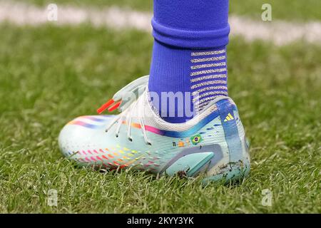 Dettaglio degli emoji sulle scarpe di Raphinha brasiliana durante la partita di Coppa del mondo FIFA Group G allo stadio di Lusail, in Qatar. Data immagine: Venerdì 2 dicembre 2022. Foto Stock