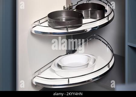 Meccanismo di accesso alla cucina angolo magico per armadi ad angolo cieco. Soluzione per un angolo cottura in armadio. Unità angolare con meccanismo rotante Foto Stock