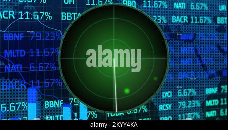 Immagine dei bersagli sullo schermo del radar sopra il grafico a barre, quadrati che formano mappe contro il trading board Foto Stock