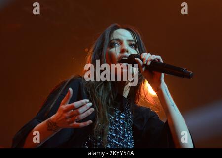 Kiev, Ucraina. 02nd Dec, 2022. Dorofeeva (Nadia Dorofeeva) durante il suo concerto solista presso la sala concerti Stereo Plaza di Kyiv, Ucraina, il 2 dicembre 2022. Durante il concerto, è stata annunciata una raccolta di fondi per il restauro di edifici danneggiati a causa dell'aggressione militare russa. Credit: SOPA Images Limited/Alamy Live News Foto Stock