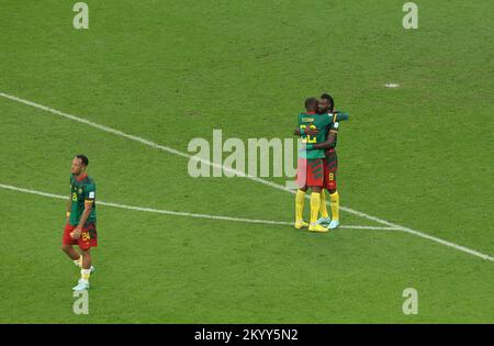 Lusail, Qatar. 2nd Dec, 2022. I giocatori del Camerun reagiscono dopo la partita del Gruppo G tra Camerun e Brasile alla Coppa del mondo FIFA 2022 allo stadio di Lusail, in Qatar, il 2 dicembre 2022. Credit: Han Yan/Xinhua/Alamy Live News Foto Stock