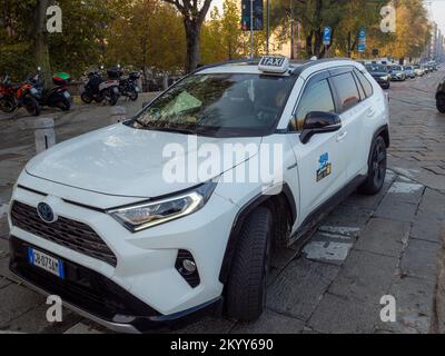 Milano, Italia - Novembre 2022 taxi elettrico di città parcheggiato in strada Foto Stock