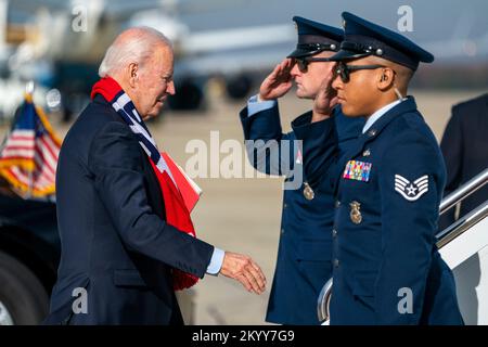 Base congiunta Andrews, Maryland, USA. 02nd Dec, 2022. Il presidente degli Stati Uniti Joe Biden si reca a bordo dell'Air Force One presso la Joint base Andrews, Maryland, USA, 02 dicembre 2022. Il Presidente Biden si recherà a Boston per un giorno, poi a Camp David, Maryland. Credito: Shawn Thew/Pool tramite CNP/dpa/Alamy Live News Foto Stock