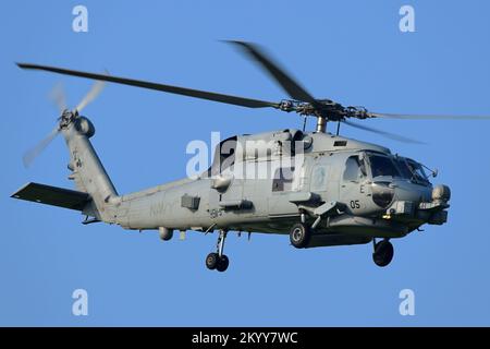 Prefettura di Kanagawa, Giappone - 15 luglio 2014: United States Navy Sikorsky MH-60R Seahawk utility elicottero marittimo da HSM-51 Warlords. Foto Stock