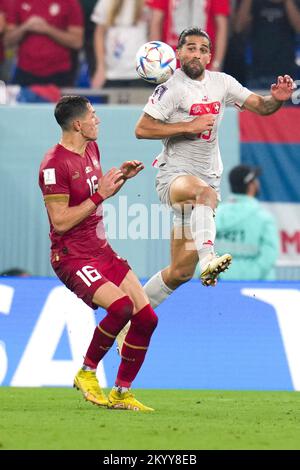 Doha, Qatar. 2nd Dec, 2022. Ricardo Rodriguez (R), di Svizzera, è in testa alla partita di gruppo G tra Serbia e Svizzera in occasione della Coppa del mondo FIFA 2022 allo Stadio 974 di Doha, Qatar, il 2 dicembre 2022. Credit: Meng Dingbo/Xinhua/Alamy Live News Foto Stock