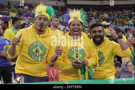 Qatar. 02nd Dec, 2022. 2nd dic 2022: Calcio Coppa del mondo 2022: Qatar : partita #48 Camerun - Brasile allo stadio di Lusail Camerun 1 - 0 Brasile Camerun No. 10 - Aboubaker - un goal. I fan amano. Seshadri SUKUMAR Credit: Seshadri SUKUMAR/Alamy Live News Foto Stock