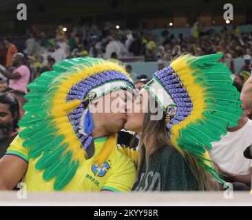 Qatar. 02nd Dec, 2022. 2nd dic 2022: Calcio Coppa del mondo 2022: Qatar : partita #48 Camerun - Brasile allo stadio di Lusail Camerun 1 - 0 Brasile Camerun No. 10 - Aboubaker - un goal. I tifosi godono.. Seshadri SUKUMAR Credit: Seshadri SUKUMAR/Alamy Live News Foto Stock