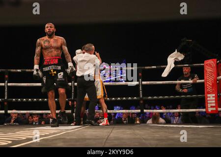 Newcastle, Regno Unito. 02nd Dec, 2022. Lyndon Arthur sconfigge Joel McIntyre durante il campionato britannico Super Welterweight: Troy Williamson vs Josh Kelly all'Utilita Arena, Newcastle upon Tyne, Regno Unito, 2nd dicembre 2022 ( Credit: Dan Cooke/Alamy Live News Foto Stock