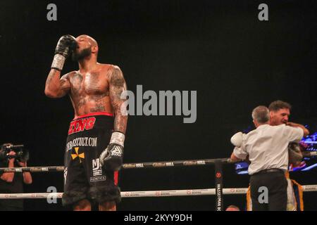 Newcastle, Regno Unito. 02nd Dec, 2022. Lyndon Arthur sconfigge Joel McIntyre durante il campionato britannico Super Welterweight: Troy Williamson vs Josh Kelly all'Utilita Arena, Newcastle upon Tyne, Regno Unito, 2nd dicembre 2022 ( Credit: Dan Cooke/Alamy Live News Foto Stock