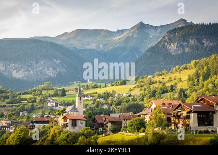 Paesaggio idilliaco del villaggio di Filisur, Engadina, Alpi svizzere, Svizzera Foto Stock