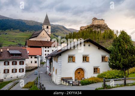 Paesaggio idilliaco del villaggio di Scuol Tarasp, Engadina, Alpi svizzere, Svizzera Foto Stock