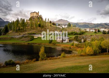 Paesaggio idilliaco del villaggio di Scuol Tarasp, Engadina, Alpi svizzere, Svizzera Foto Stock