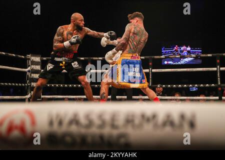 Newcastle, Regno Unito. 02nd Dec, 2022. Lyndon Arthur sconfigge Joel McIntyre durante il campionato britannico Super Welterweight: Troy Williamson vs Josh Kelly all'Utilita Arena, Newcastle upon Tyne, Regno Unito, 2nd dicembre 2022 ( Credit: Dan Cooke/Alamy Live News Foto Stock