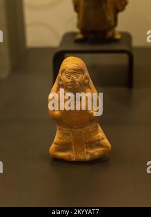 Figura in ceramica maya raffigurante una donna seduta che indossa svasature e colletto dell'orecchio del tardo classico. El Tigre, Campeche, Messico. Foto Stock