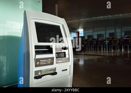 BARCELLONA, SPAGNA - 20 NOVEMBRE 2015: Chioschi per il check-in all'aeroporto di Barcellona. L'aeroporto di Barcellona-El Prat è un aeroporto internazionale. È l'airp principale Foto Stock